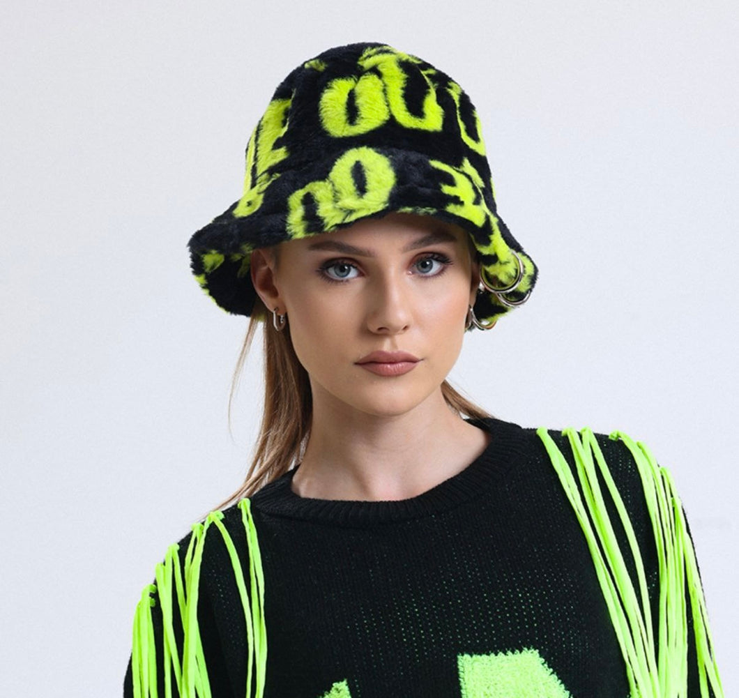 Q BUCKET HAT